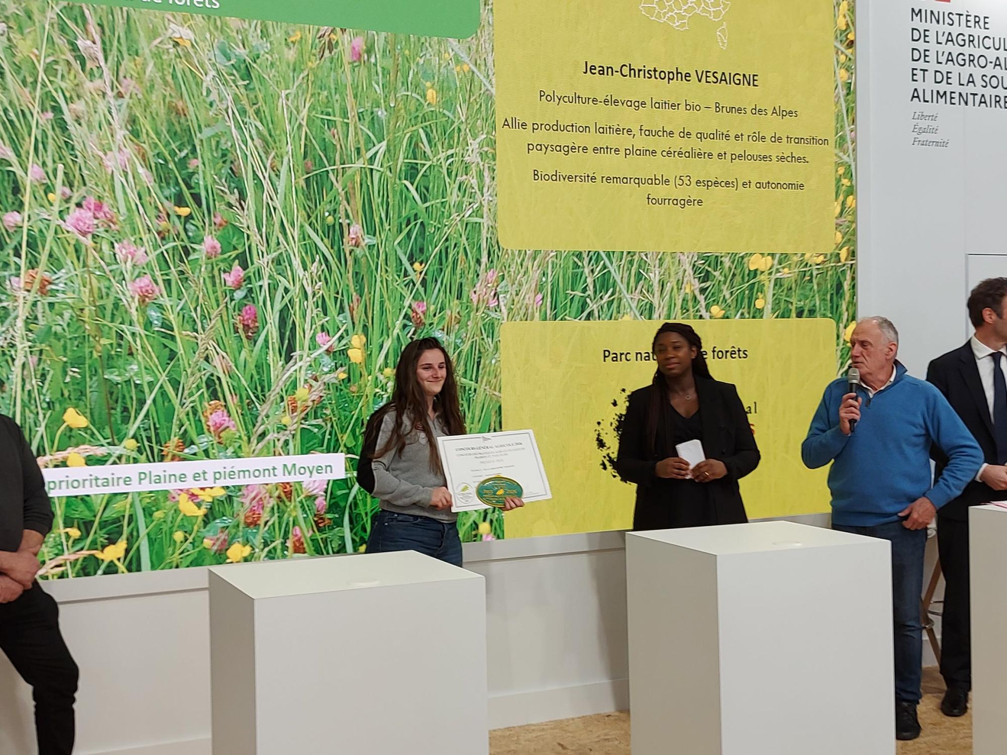 Aurélie Perrin, chargée de projet Prairie permanente, a représenté Jean-Christophe Vesaigne lors de la remise des prix