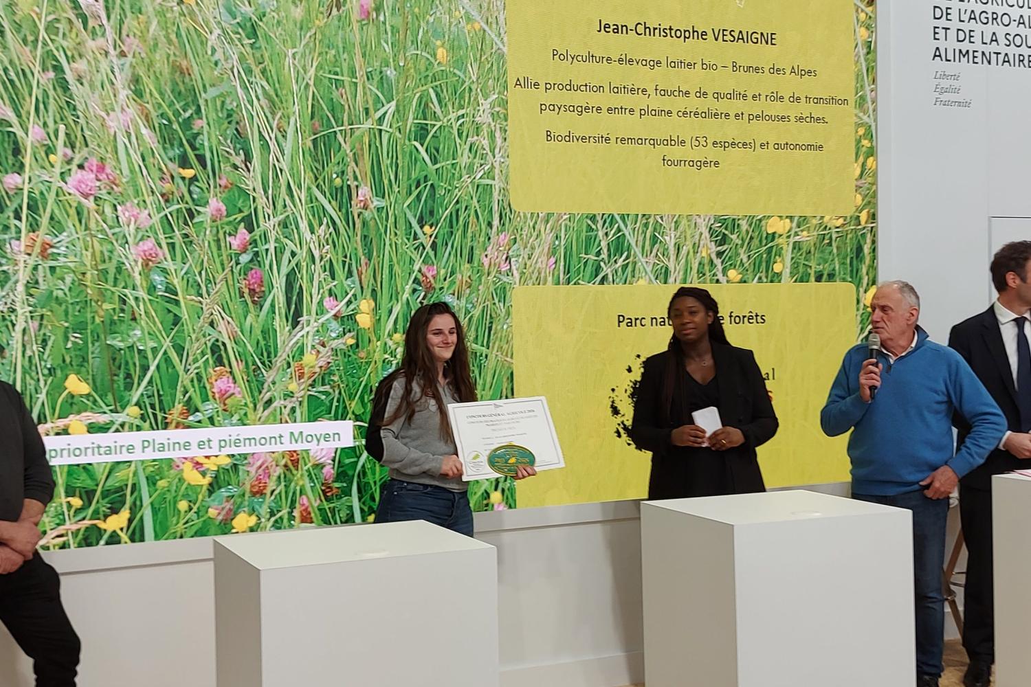 Aurélie Perrin, chargée de projet Prairie permanente, a représenté Jean-Christophe Vesaigne lors de la remise des prix